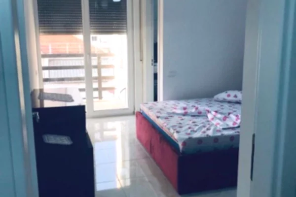 Shtepi me qera Apartament ne Tirane, 2+1, Mobilimi E mobiluar, Pagesa 80,000  Leke.