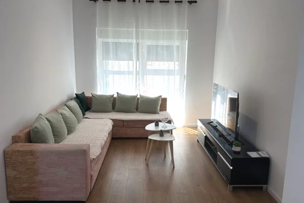 Ne zonen e Ali Demit,Rezidenca Kadiu jepet me qera apartament2+1+2,i mobiluar.50,000Leke
