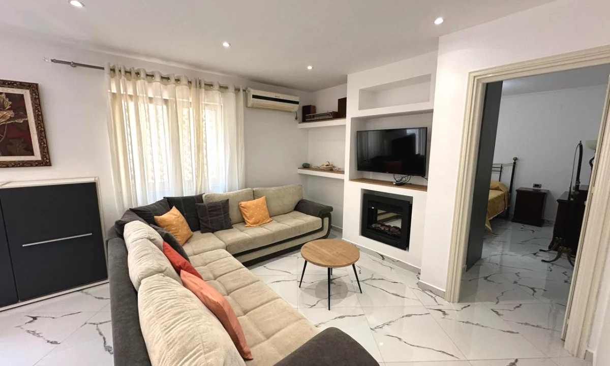 Shtepi me qera Shtepi Private ne Tirane, 2+1, Mobilimi E mobiluar, Pagesa 55,000  Leke.