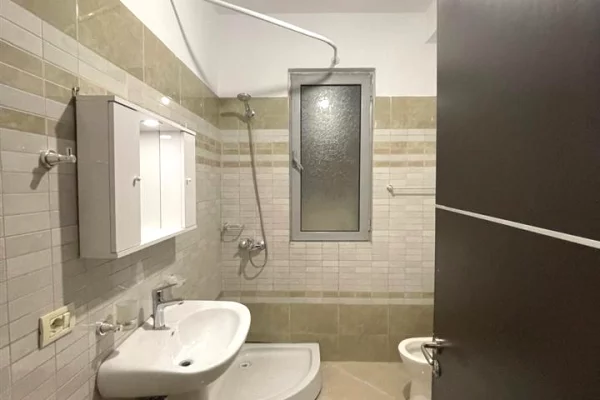 Shtepi me qera Apartament ne Tirane, 2+1, Mobilimi E mobiluar, Pagesa 45,000  Leke.