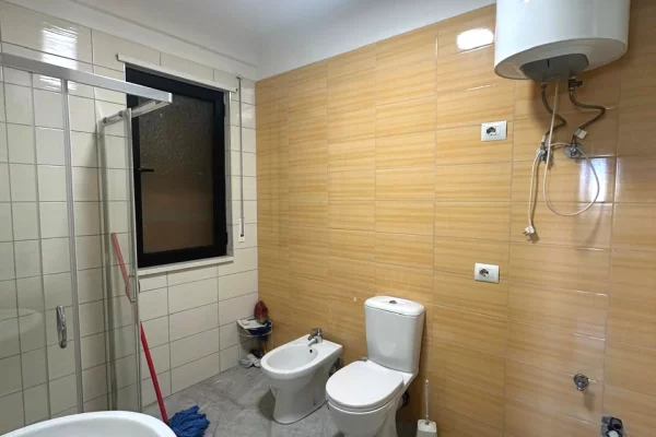 Shtepi ne shitje Apartament ne Tirane, 2+1, Mobilimi Bosh, pa mobiluar, Pagesa 168,000  Euro.