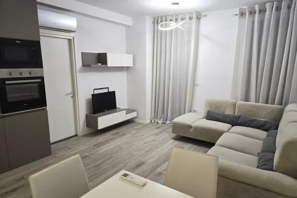 🏢Ne zonen e Ali Demit,prane Fushes se Sportit jepet me qera apartament 1+1,i mobiluar.: 60,000Leke 
