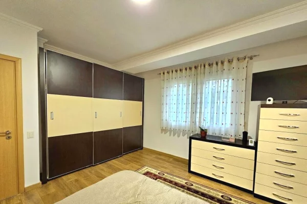 Shtepi me qera Apartament ne Tirane, 2+1, Mobilimi E mobiluar, Pagesa 700  Euro.