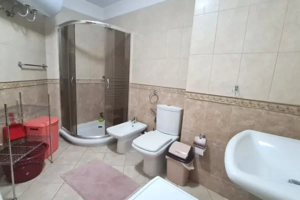 Shtepi me qera Apartament ne Tirane, 2+1, Mobilimi E mobiluar, Pagesa 66,000  Leke.