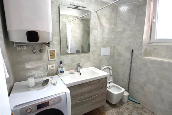 Shtepi ne shitje Apartament ne Tirane, 1+1, Mobilimi E mobiluar, Pagesa 120,000  Euro.
