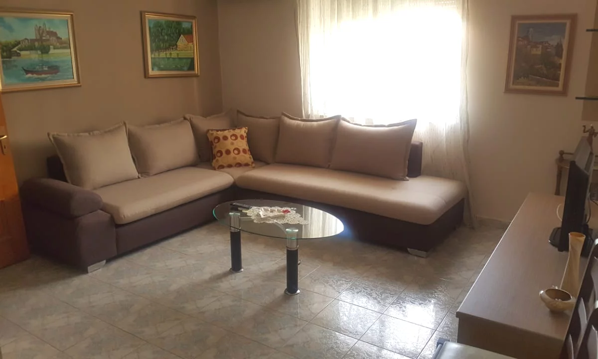 Shtepi me qera Apartament ne Tirane, 1+1, Mobilimi E mobiluar, Pagesa 50,000  Leke.