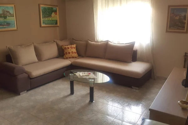 🏢Rruga e Elbasanit,prane Deges se Thesarit jepet me qera apartament 1+1,i mobiluar 50,000Leke