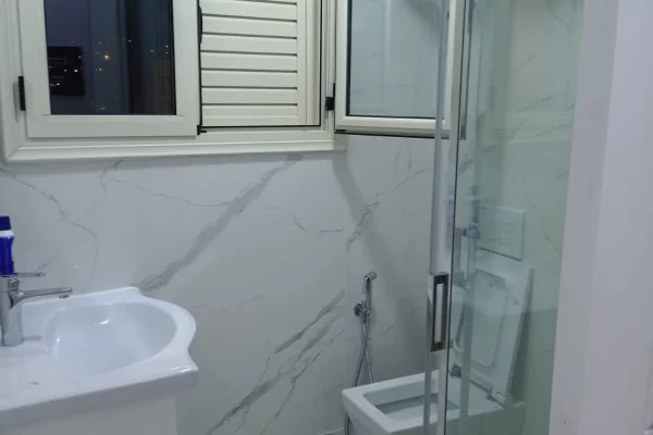 Shtepi me qera Apartament ne Tirane, 2+1, Mobilimi E mobiluar, Pagesa 52,000  Leke.