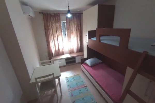 Shtepi me qera Apartament ne Tirane, 2+1, Mobilimi E mobiluar, Pagesa 65,000  Leke.