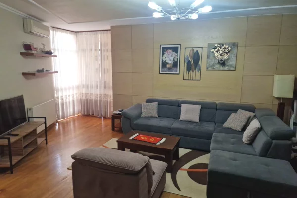 🏢Rruga e Barrikadave,prane Hotel Areela jepet me qera apartament 2+1+2,i mobiluar 90,000Leke  
