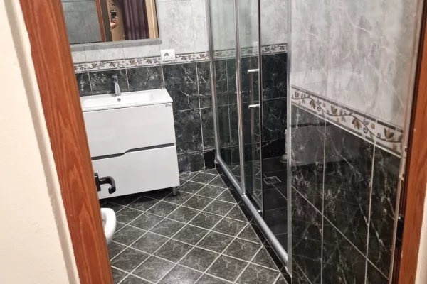 Shtepi me qera Apartament ne Tirane, 2+1, Mobilimi E mobiluar, Pagesa 90,000  Leke.