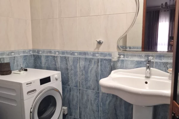 Shtepi me qera Apartament ne Tirane, 2+1, Mobilimi E mobiluar, Pagesa 90,000  Leke.