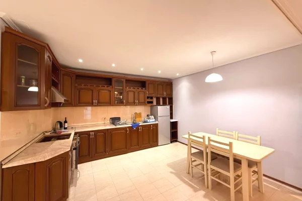 Shtepi me qera Apartament ne Tirane, 2+1, Mobilimi E mobiluar, Pagesa 900  Euro.