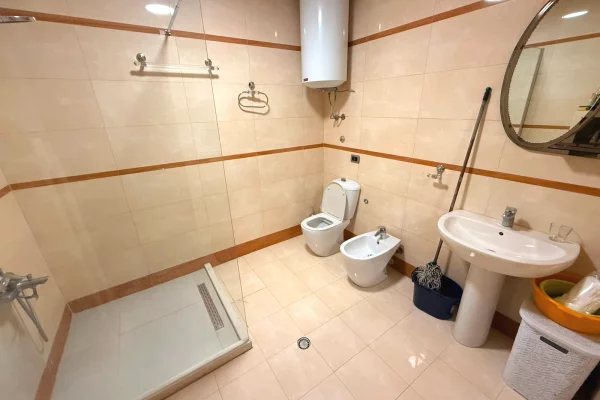 Shtepi me qera Apartament ne Tirane, 2+1, Mobilimi E mobiluar, Pagesa 900  Euro.