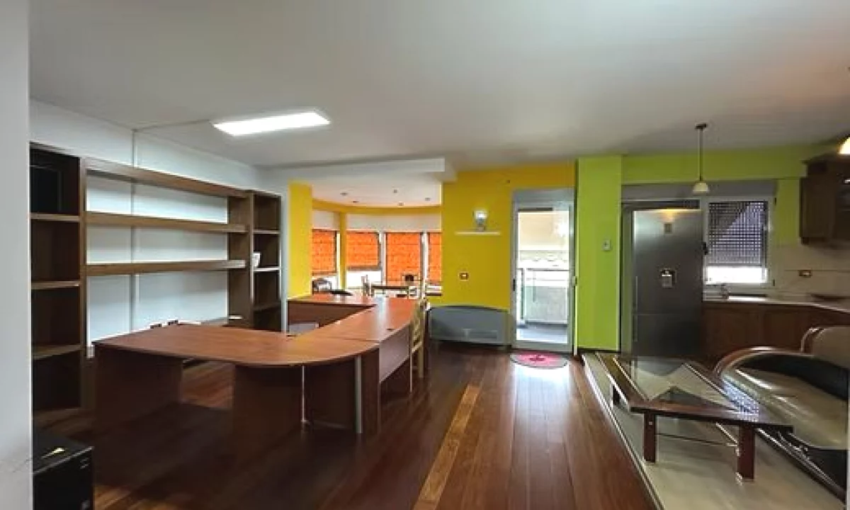🏢 Rr. e Dibres, Kompleksi Halili – Jepet me qira ambient per zyra me siperfaqe 120 m2. 120,000 Lek