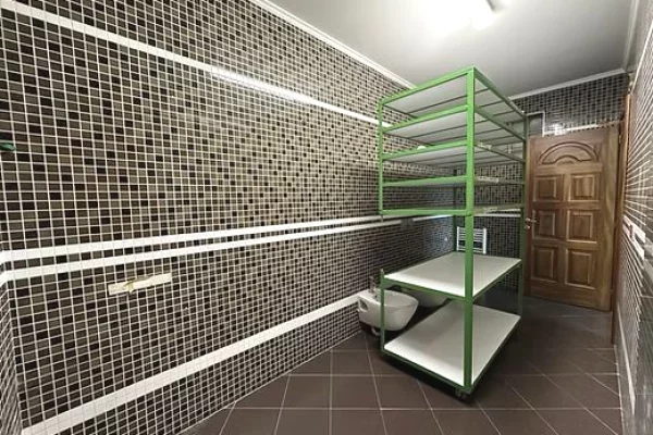🏢 Rr. e Dibres, Kompleksi Halili – Jepet me qira ambient per zyra me siperfaqe 120 m2. 120,000 Lek
