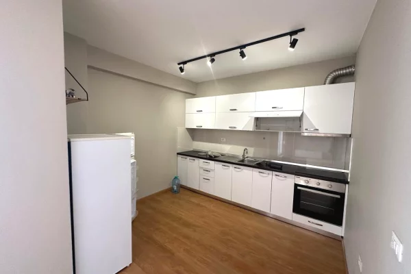 🏢Ne zonen e 21 Dhjetorit, jepet me qera apartament 1+1+post parkimi,proces mobilimi.65,000Lek