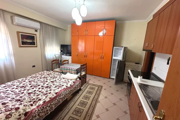 🏢Rruga e Bogdaneve jepet me qera garsoniere 40m2,e mobiluar 40,000 Leke  