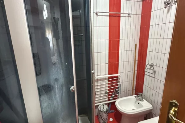Shtepi me qera Apartament ne Tirane, Garsoniere, Mobilimi E mobiluar, Pagesa 40,000  Leke.