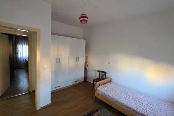 Shtepi me qera Apartament ne Tirane, 3+1, Mobilimi E mobiluar, Pagesa 50,000  Leke.