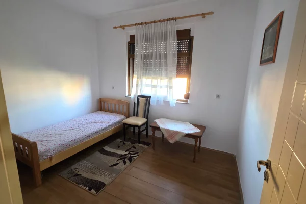 Shtepi me qera Apartament ne Tirane, 3+1, Mobilimi E mobiluar, Pagesa 50,000  Leke.