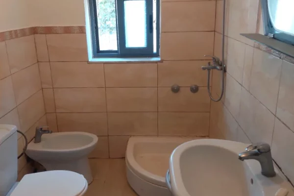 Shtepi me qera Vila Luksoze ne Tirane, 2+1, Mobilimi E mobiluar, Pagesa 40,000  Leke.