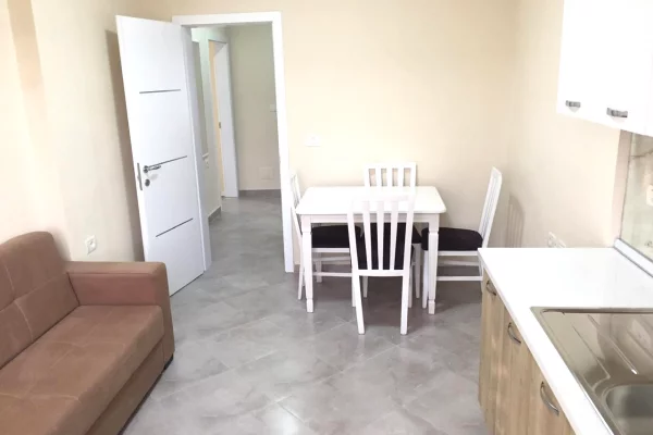Shtepi me qera Papafingo(kati i catise) ne Tirane, 2+1, Mobilimi E mobiluar, Pagesa 50,000  Leke.