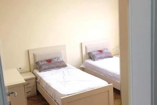 Shtepi me qera Papafingo(kati i catise) ne Tirane, 2+1, Mobilimi E mobiluar, Pagesa 50,000  Leke.