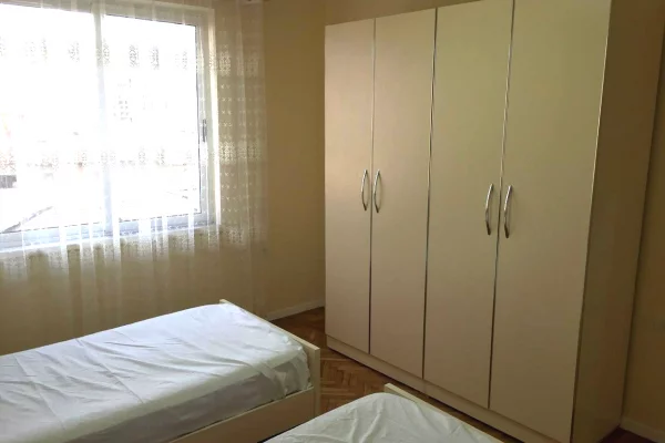 Shtepi me qera Papafingo(kati i catise) ne Tirane, 2+1, Mobilimi E mobiluar, Pagesa 50,000  Leke.
