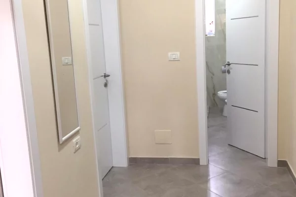 Shtepi me qera Papafingo(kati i catise) ne Tirane, 2+1, Mobilimi E mobiluar, Pagesa 50,000  Leke.