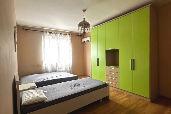 Shtepi me qera Apartament ne Tirane, 2+1, Mobilimi E mobiluar, Pagesa 50,000  Leke.