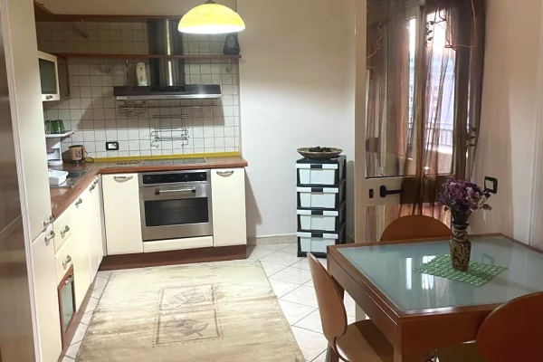Shtepi me qera Apartament ne Tirane, 2+1, Mobilimi E mobiluar, Pagesa 800  Euro.