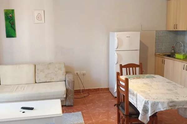 🏢Rruga e Elbasanit, jepet me qera apartament 1+1,i mobiluar.52,000Leke