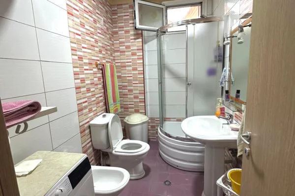 Shtepi me qera Apartament ne Tirane, 1+1, Mobilimi E mobiluar, Pagesa 50,000  Leke.