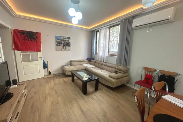🏠Rr.e Kavajes,jepet me qera kati i  I-re i nje vile 1+1+post parkimi ,i mobiluar 55,000Leke