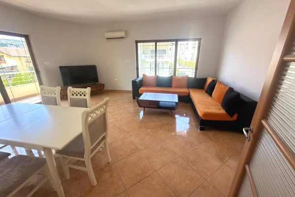 🏠Rruga e Kavajes,tek Qendra Glob jepet me qera apartament 3+1+2,i mobiluar.90,000Leke