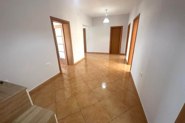 Villa di lusso in affitto a Tirana 3+1, Arredato