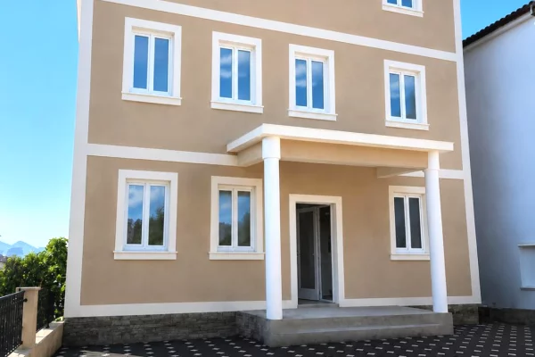 Jepet me qera vilë në Kamëz 150.000 lekë/muaj.