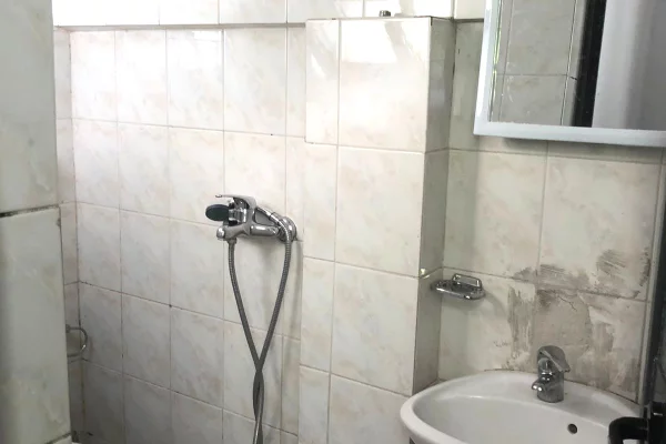 Shtepi me qera Vila Luksoze ne Tirane, 1+1, Mobilimi E mobiluar, Pagesa 50,000  Leke.