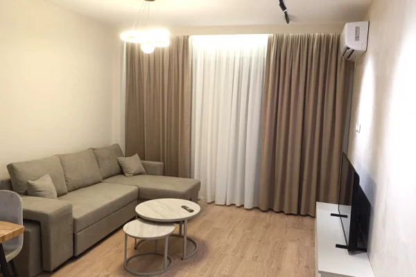 Perballe Kompleksit Delijorgji,jepet me qera apartament ,1+1,ne proces mobilimi.80,000Leke