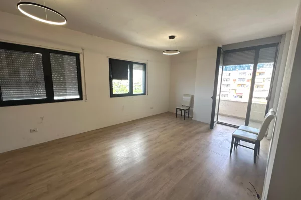 🏢Ne zonen e Ali Demit,prane Tregut te Ri Elektrik jepet me qera apartament 2+1,Bosh 50,000Leke