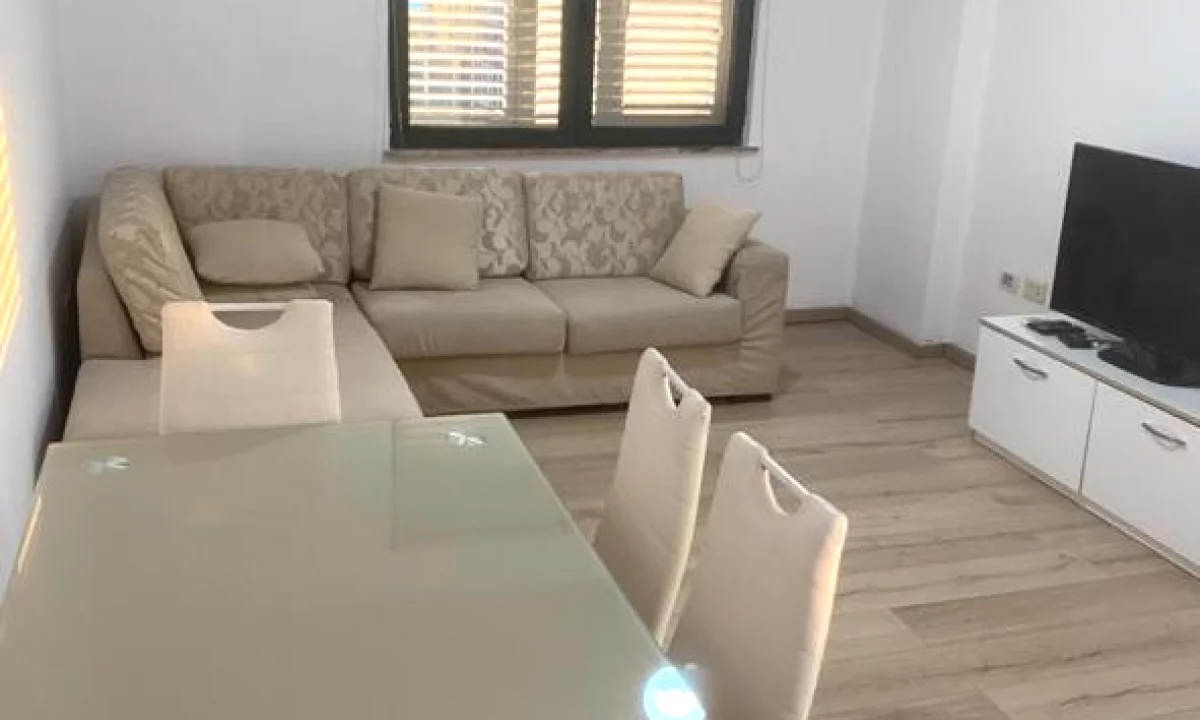 Shtepi me qera Apartament ne Tirane, 1+1, Mobilimi E mobiluar, Pagesa 50,000  Leke.