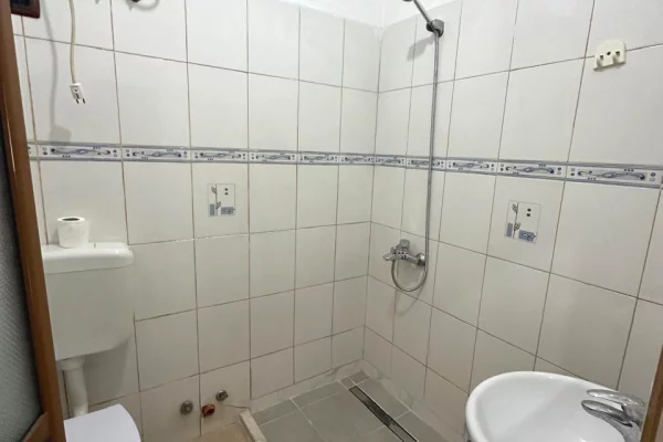 Shtepi me qera Apartament ne Tirane, 2+1, Mobilimi E mobiluar, Pagesa 50,000  Leke.