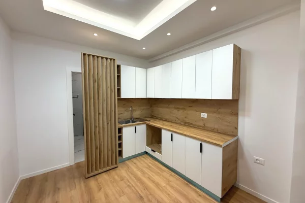 Shtepi ne shitje Apartament ne Tirane, 1+1, Mobilimi Pjeserisht e mobiluar, Pagesa 135,000  Euro.