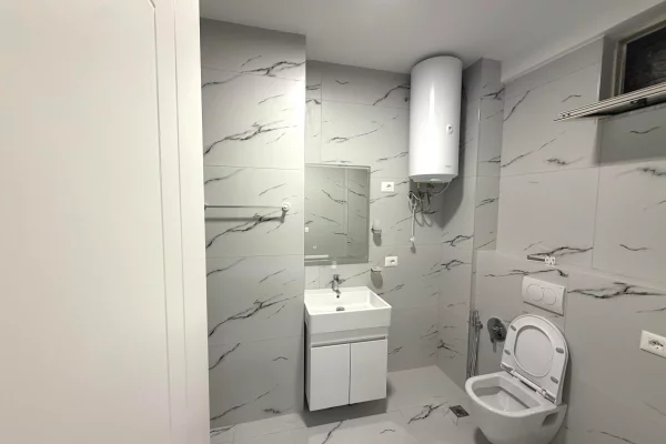 Shtepi ne shitje Apartament ne Tirane, 1+1, Mobilimi Pjeserisht e mobiluar, Pagesa 135,000  Euro.