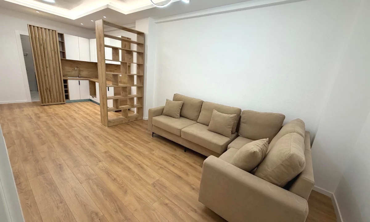 Shtepi ne shitje Apartament ne Tirane, 1+1, Mobilimi Pjeserisht e mobiluar, Pagesa 135,000  Euro.