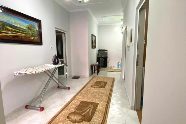 Shtepi me qera Apartament ne Tirane, 2+1, Mobilimi E mobiluar, Pagesa 55,000  Leke.