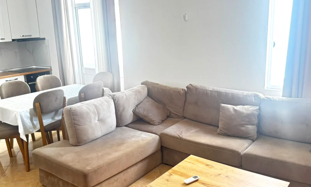 Shtepi me qera Vila Luksoze ne Tirane, 1+1, Mobilimi E mobiluar, Pagesa 50,000  Leke.