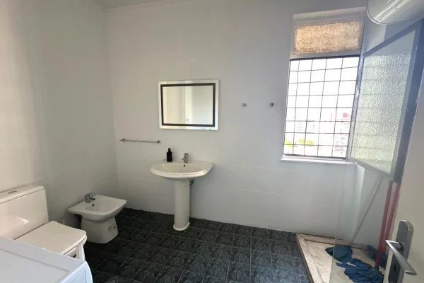 Shtepi me qera Apartament ne Tirane, 2+1, Mobilimi E mobiluar, Pagesa 80,000  Leke.