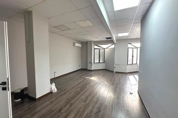 🏢Ish Stacioni i Trenit jepet me qera ambient biznesi per zyra 2,000,000Leke (Bruto )